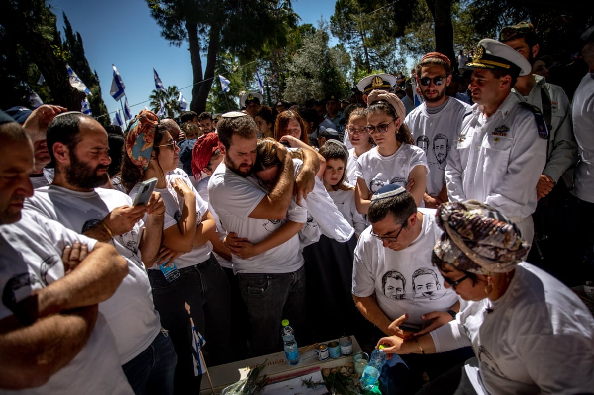 ליד הקבר הטרי של האחים יניב הי"ד שנרצחו בחווארה: חגיגת בר מצווה מצמררת לאח הקטן