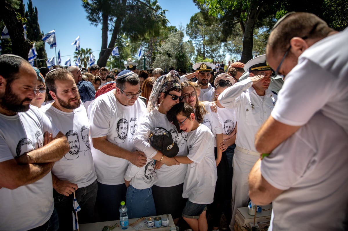 ליד הקבר הטרי של האחים יניב הי"ד שנרצחו בחווארה: חגיגת בר מצווה מצמררת לאח הקטן