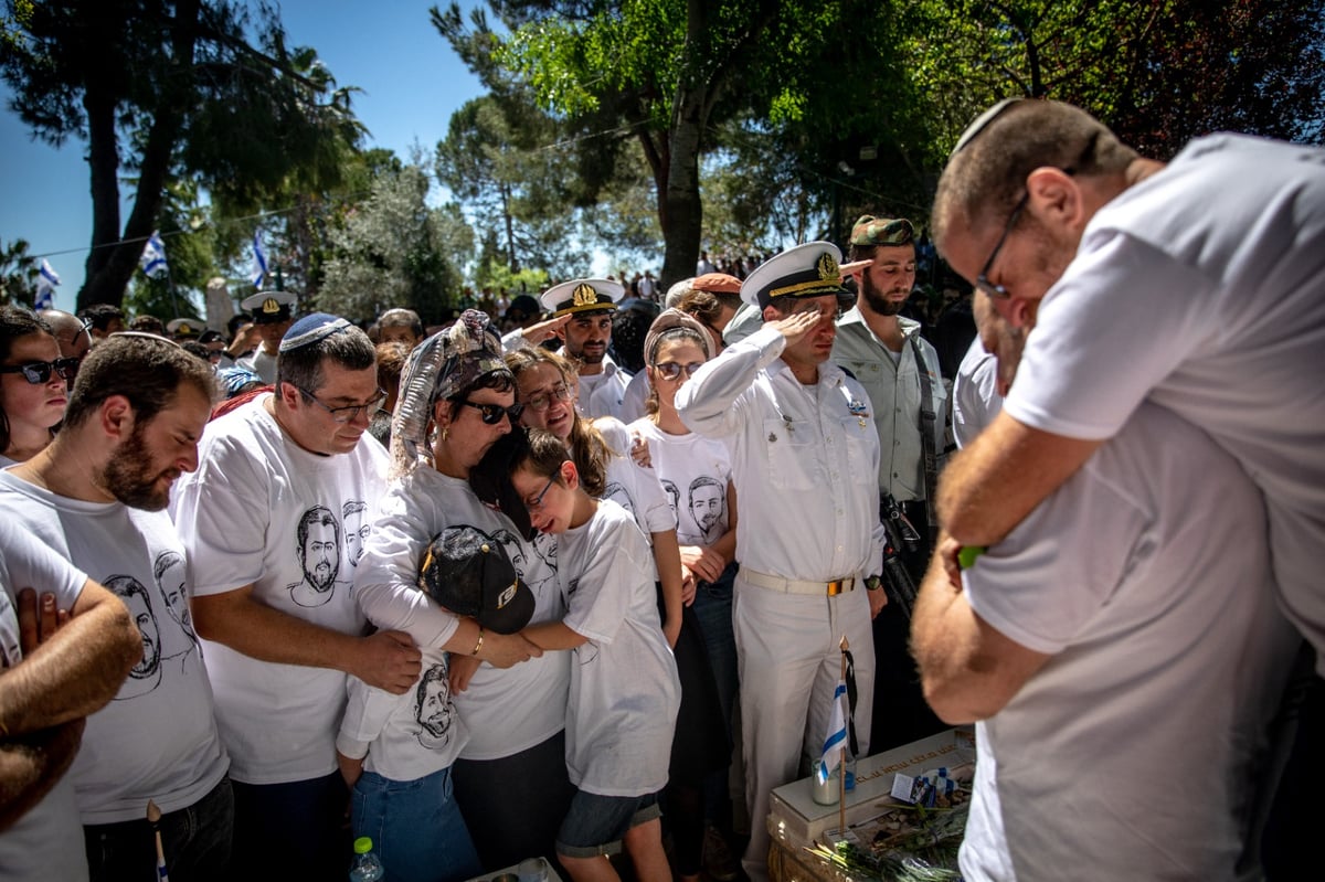 ליד הקבר הטרי של האחים יניב הי"ד שנרצחו בחווארה: חגיגת בר מצווה מצמררת לאח הקטן