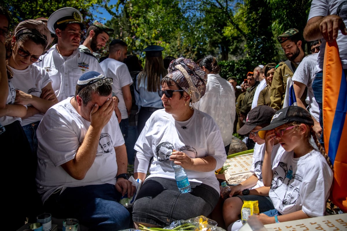 ליד הקבר הטרי של האחים יניב הי"ד שנרצחו בחווארה: חגיגת בר מצווה מצמררת לאח הקטן