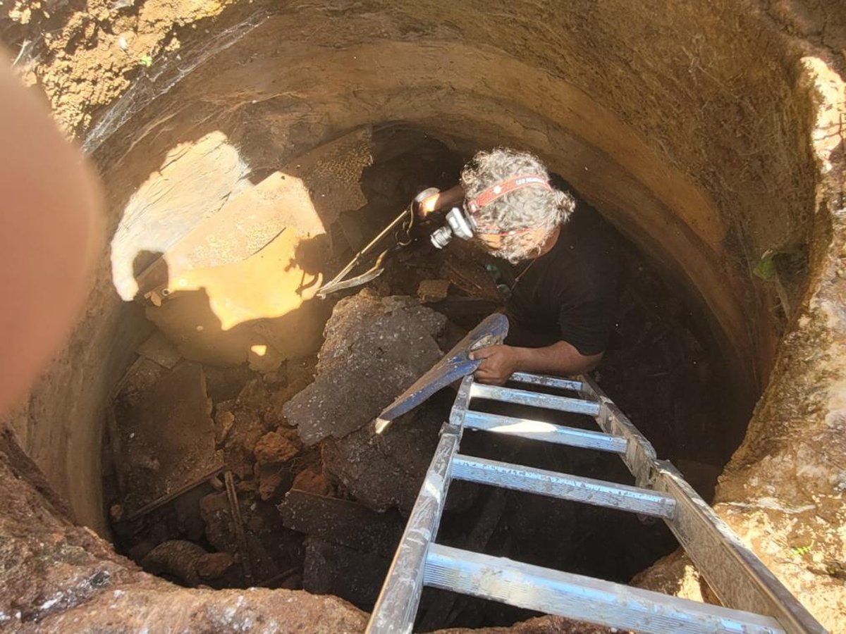 כך חילצו את הזעמן השחור שהיה לכוד בתוך הבור | צפו