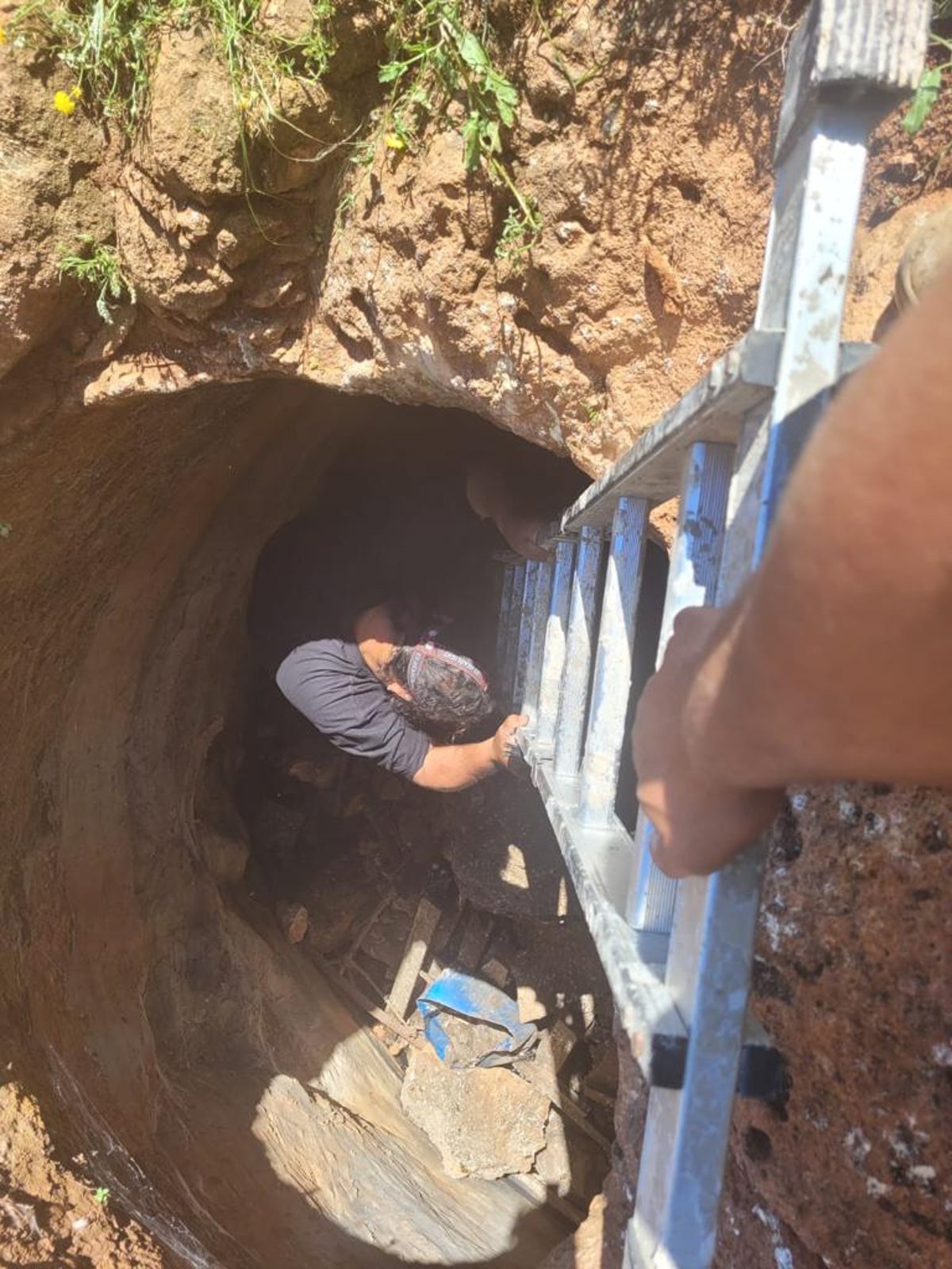 כך חילצו את הזעמן השחור שהיה לכוד בתוך הבור | צפו