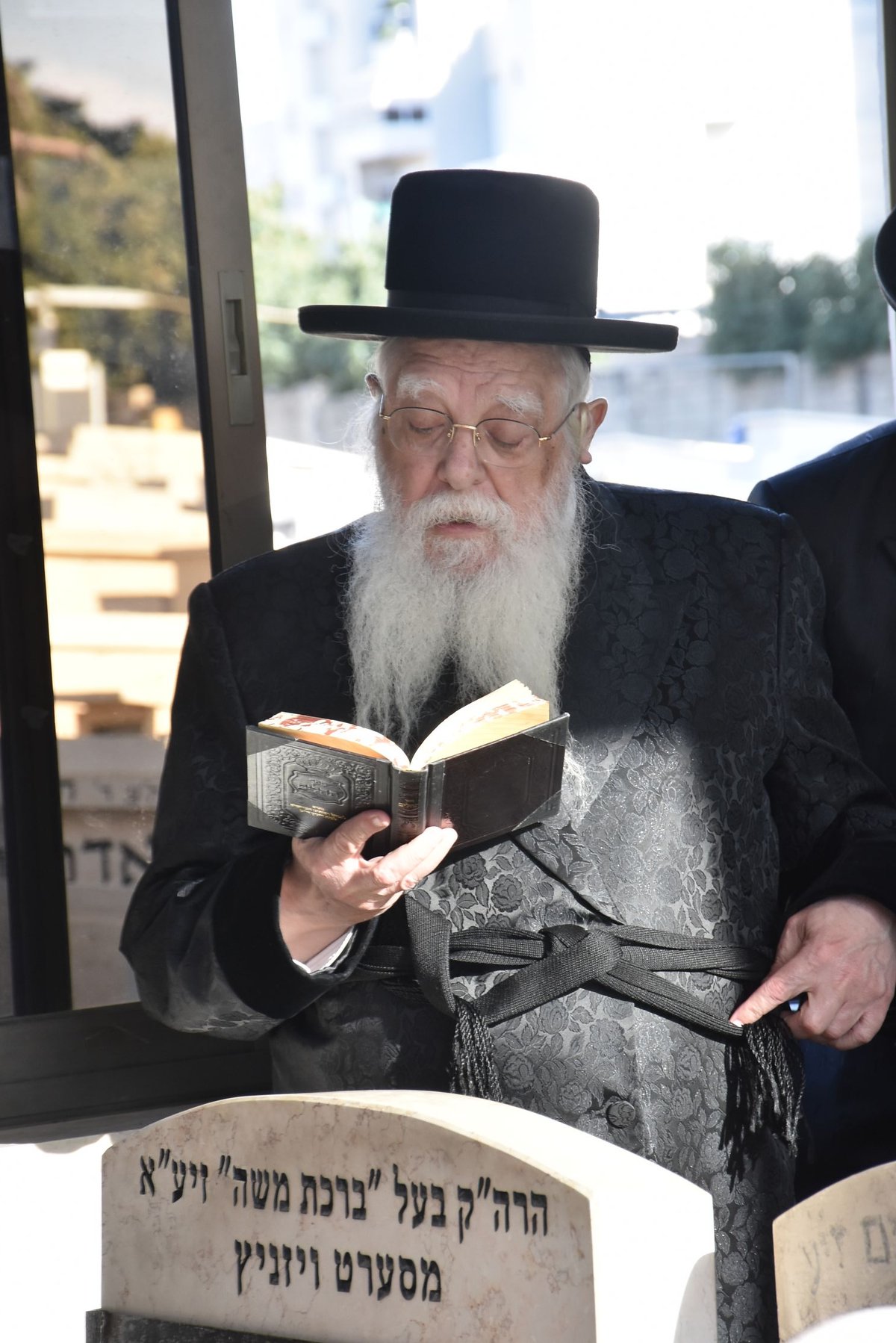 האדמו"ר משאץ ויז'ניץ עלה לציון אביו זיע"א | תיעוד