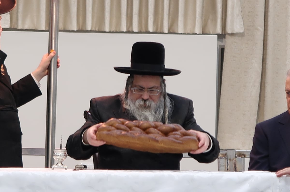 האדמו"ר מטאלנא ערך טיש יארצייט לזקנו | תיעוד