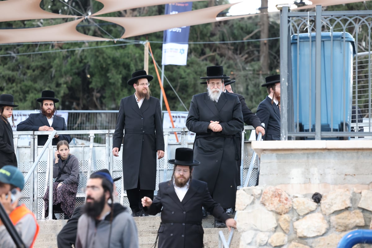 האדמו"ר מבאיאן התפלל בציון הרשב"י במירון | תיעוד