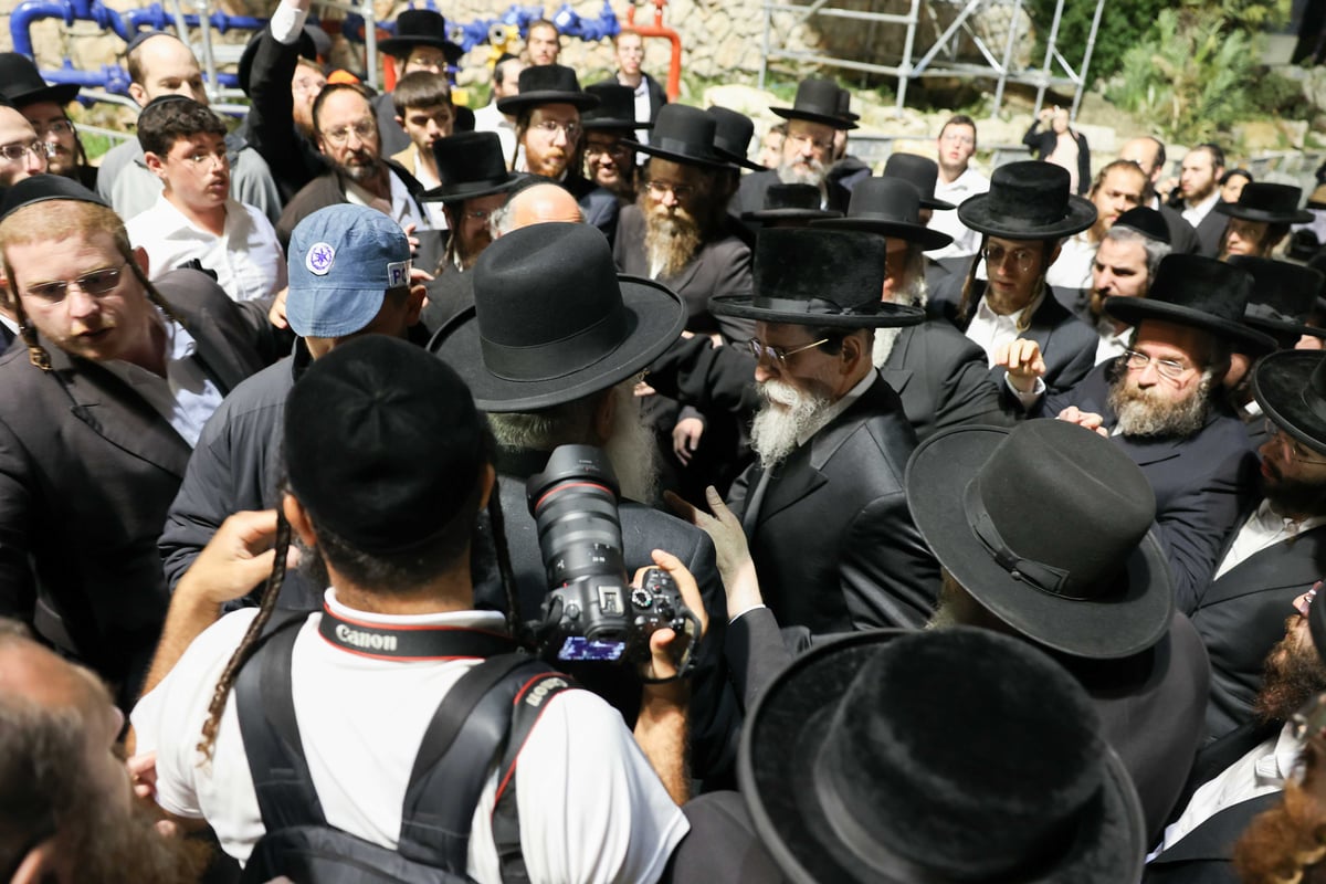 האדמו"ר מבאיאן התפלל בציון הרשב"י במירון | תיעוד