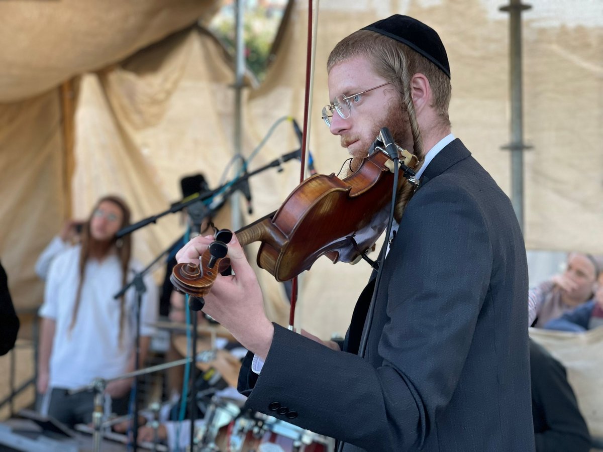 הבוקר עלה על הר מירון • תיעוד מתפילת שחרית במתחמים