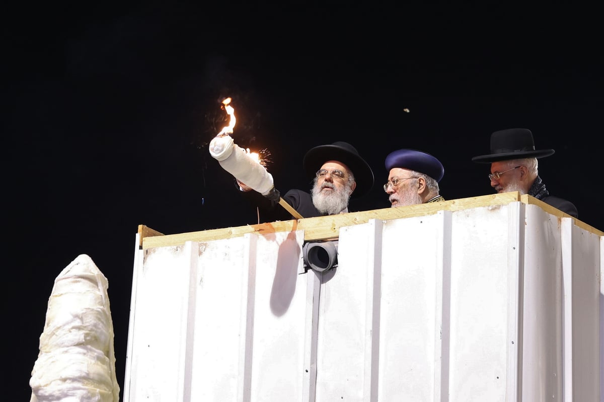 תיעוד: ההדלקה של הראשל"צ הגר"ש עמאר בהר מירון