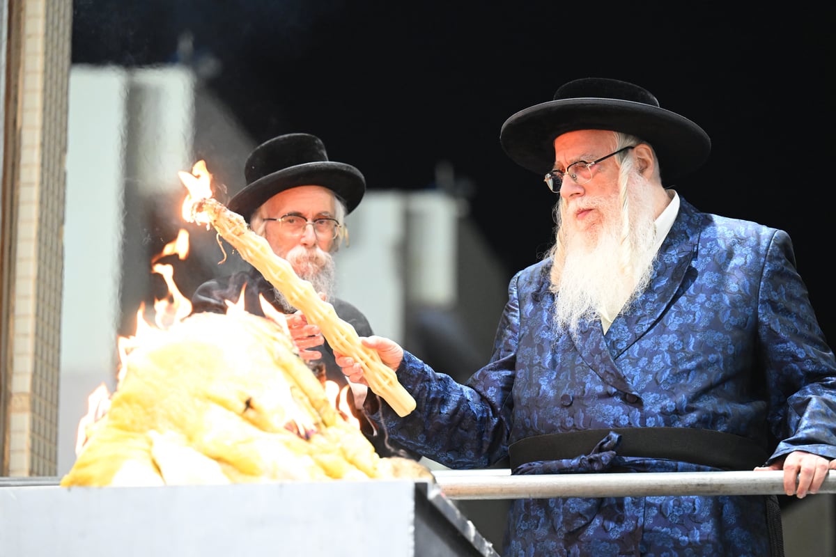 מדורה, ריקוד וחלאקה | ל"ג בעומר בחצר הקודש צאנז