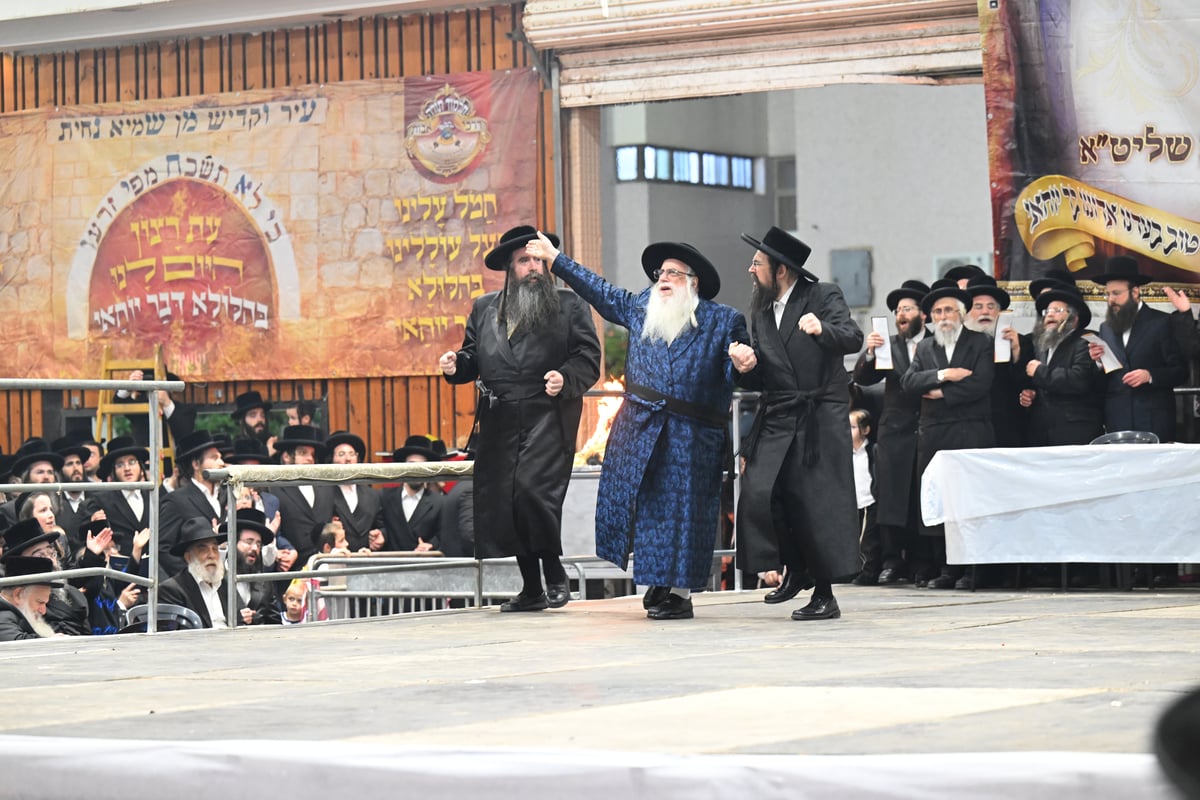 מדורה, ריקוד וחלאקה | ל"ג בעומר בחצר הקודש צאנז