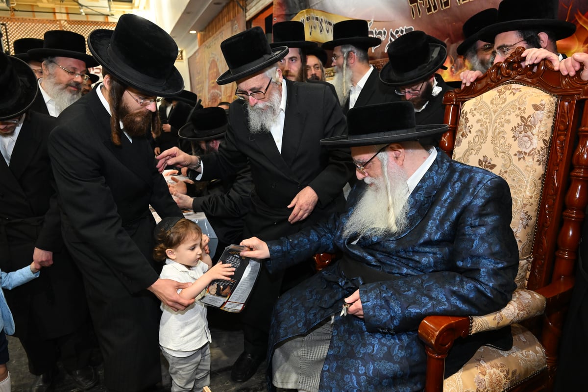 מדורה, ריקוד וחלאקה | ל"ג בעומר בחצר הקודש צאנז