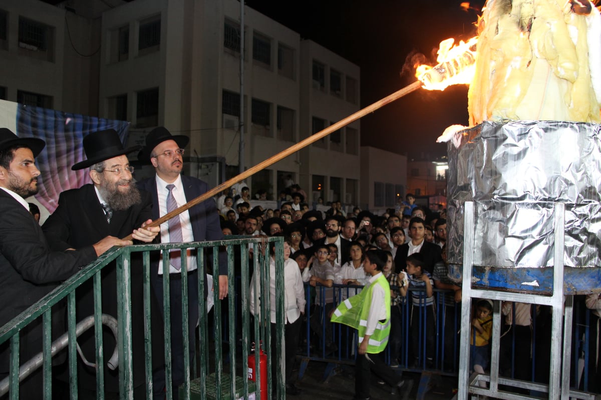 רב העיר הגאון רבי מסעוד בן שמעון הדליק את המדורה במעמד אלפים | תיעוד