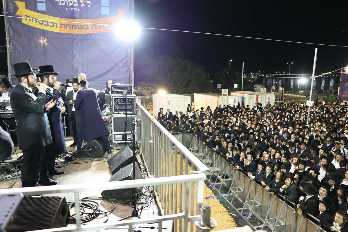 מאות בהדלקה של ישיבת 'אורייתא' במירון | צפו