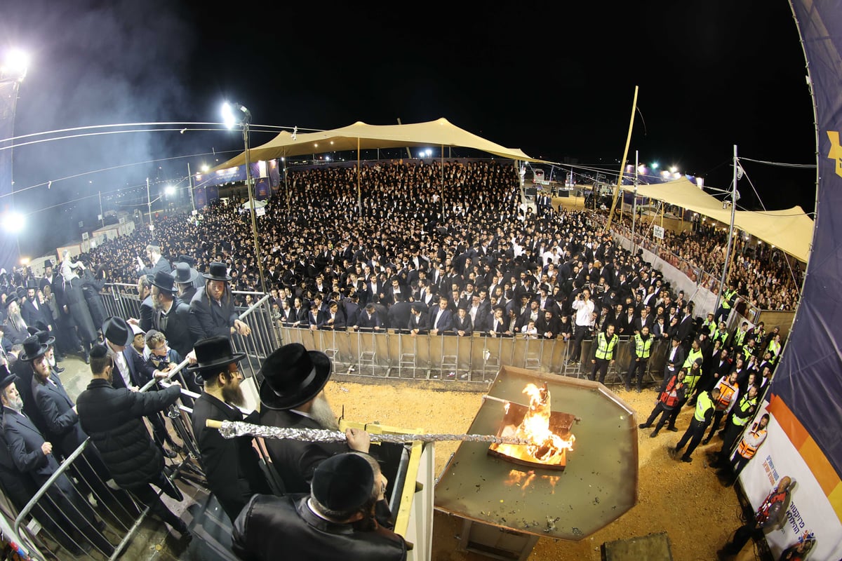 מאות בהדלקה של ישיבת 'אורייתא' במירון | צפו