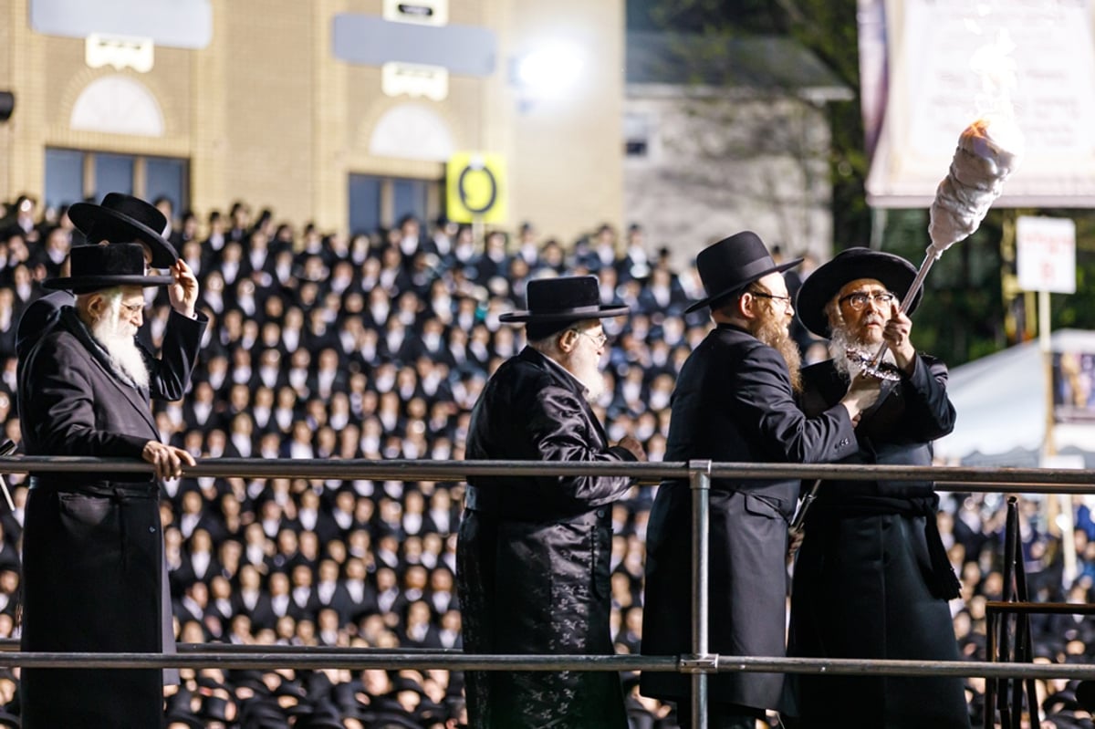 תיעוד ענק: רבבות במעמד ההדלקה בסאטמר