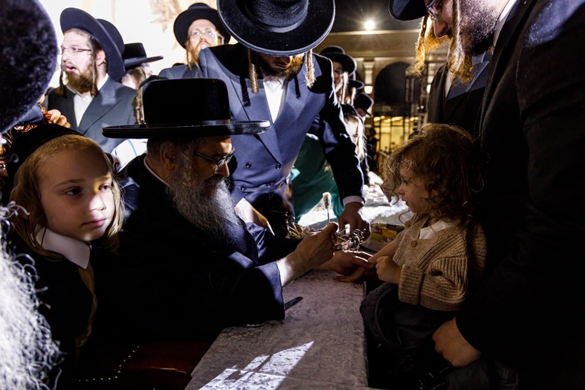 תיעוד ענק: רבבות במעמד ההדלקה בסאטמר