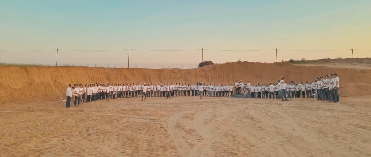 עמיחי פלסר ותלמידי ישיבת נווה בשירת המונים: "בלבב שלם"