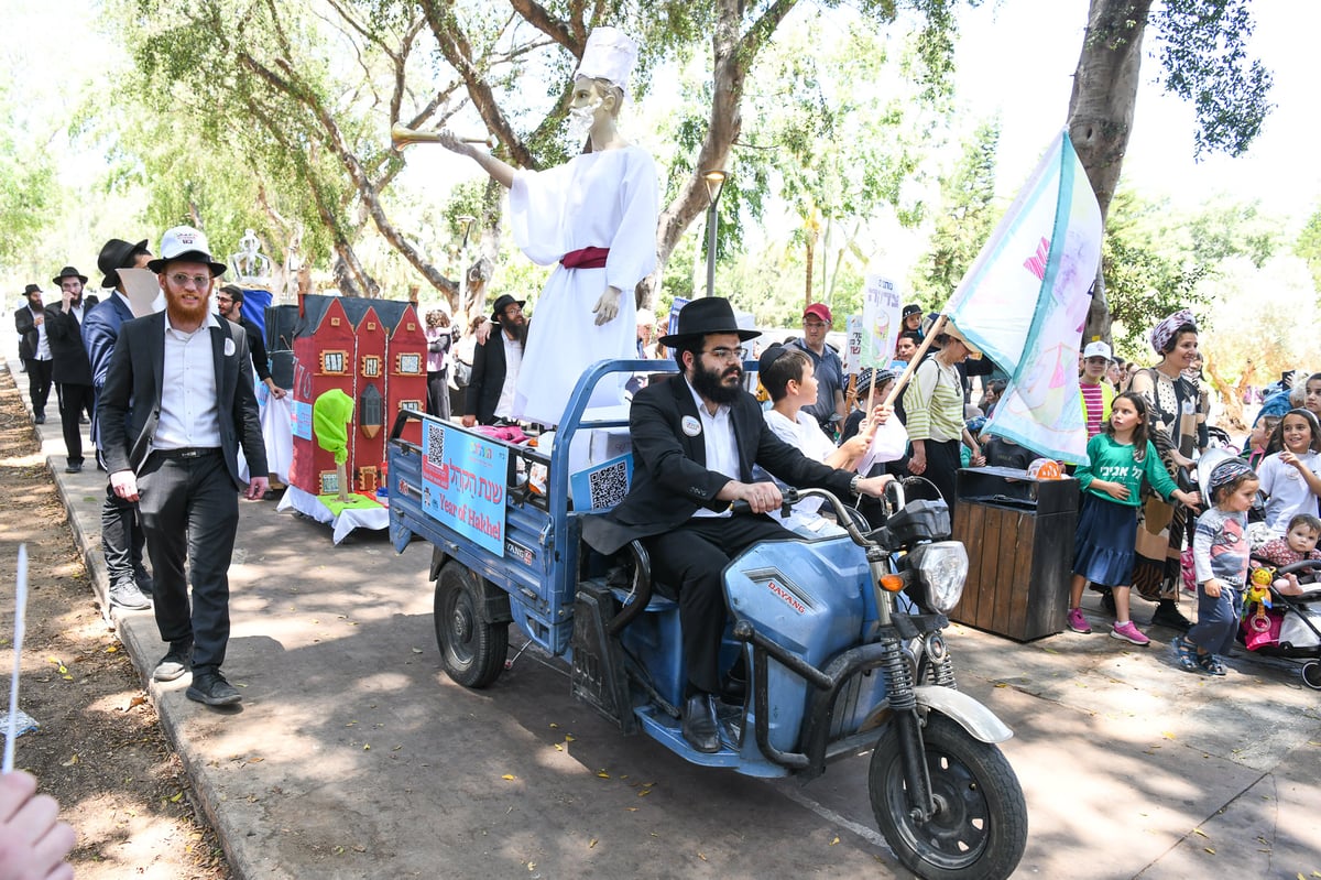 17 אלף ילדים חסמו את כבישי תל אביב | תיעוד