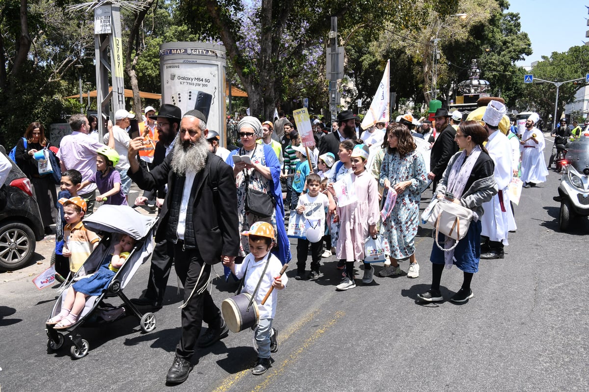 17 אלף ילדים חסמו את כבישי תל אביב | תיעוד