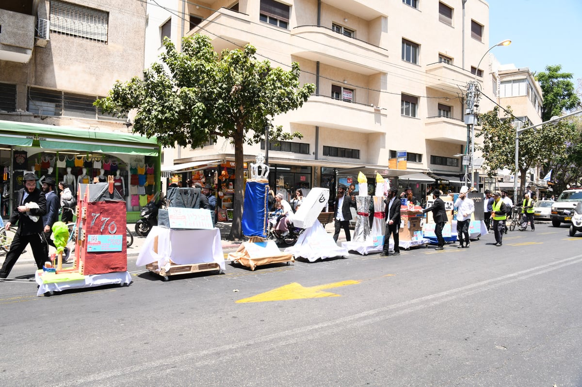 17 אלף ילדים חסמו את כבישי תל אביב | תיעוד