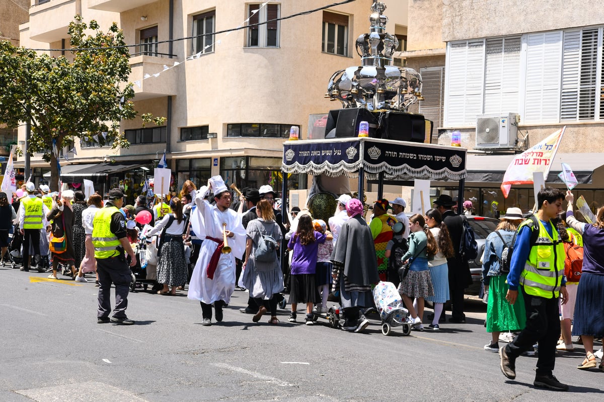 17 אלף ילדים חסמו את כבישי תל אביב | תיעוד