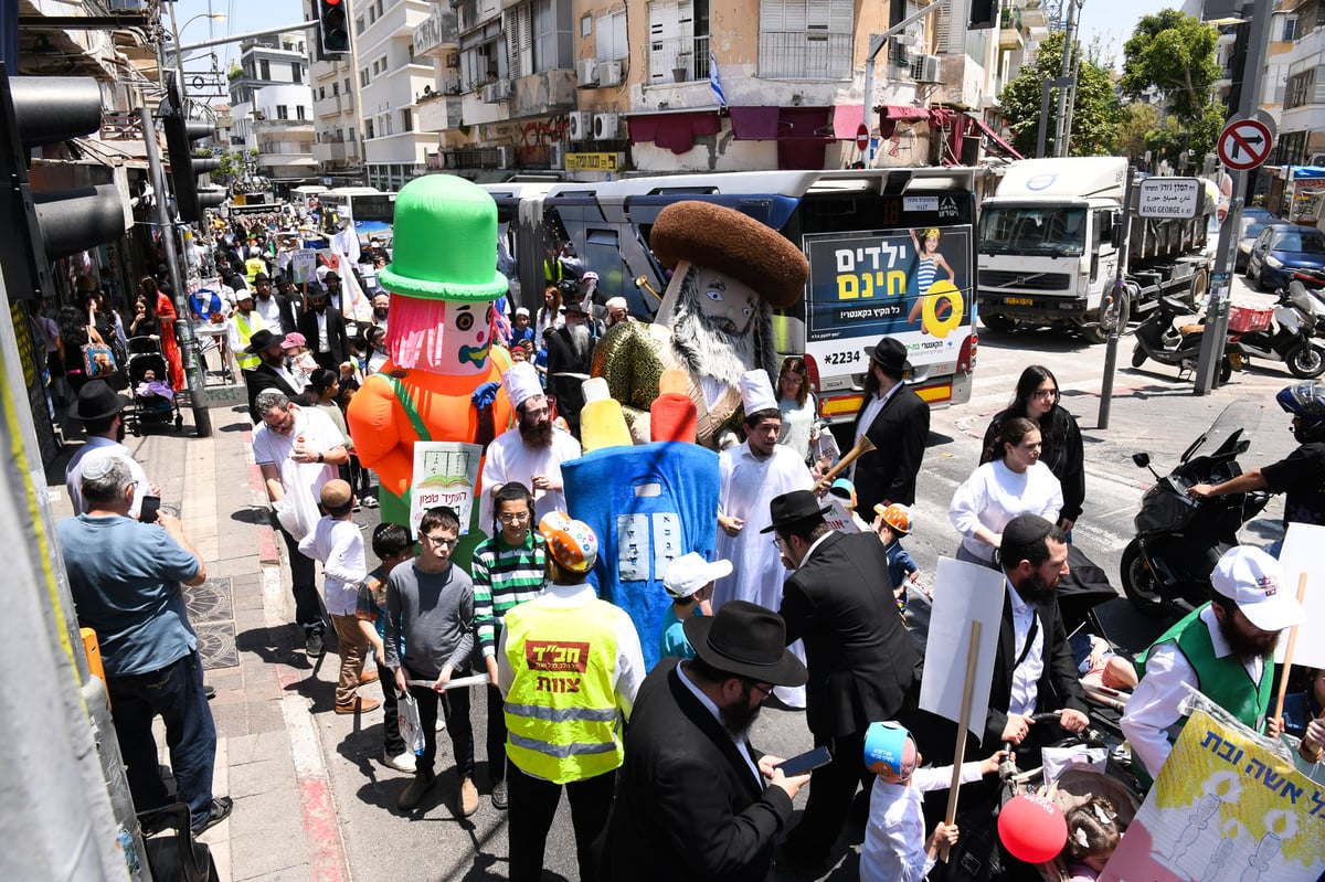 17 אלף ילדים חסמו את כבישי תל אביב | תיעוד