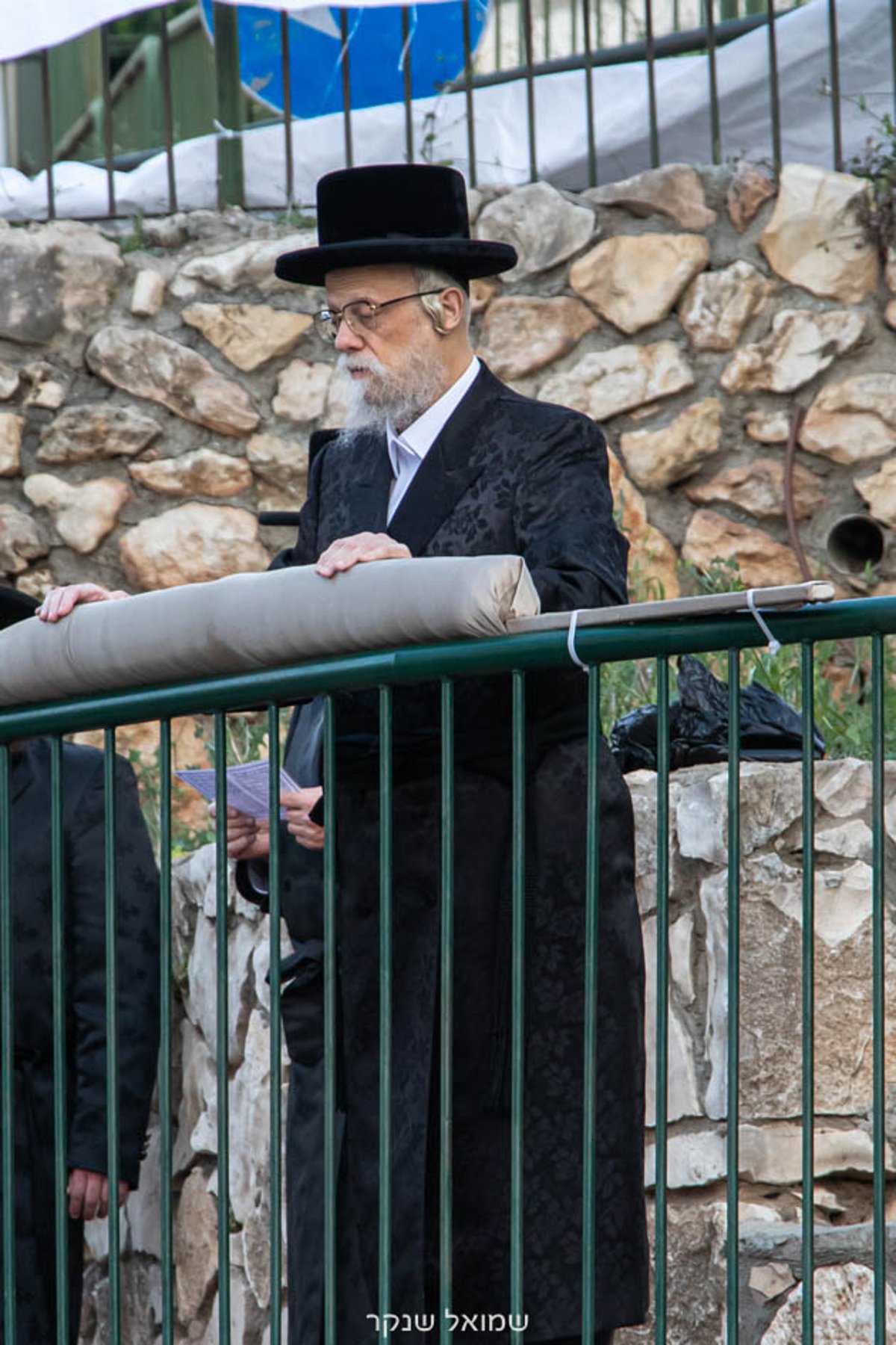 תיעוד: האדמו"ר מסערט ויז'ניץ במנהג חץ וקשת