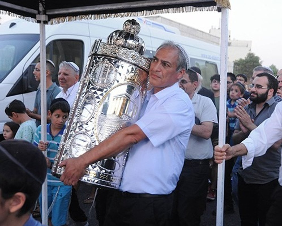 רבים נרשמים להגרלת יד לאחים על ספר התורה