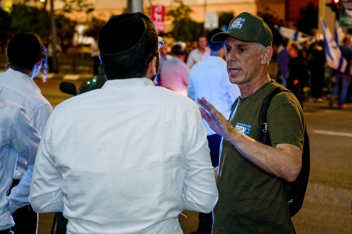 שיח בהפגנה בבני ברק | למצולמים אין קשר לכתבה