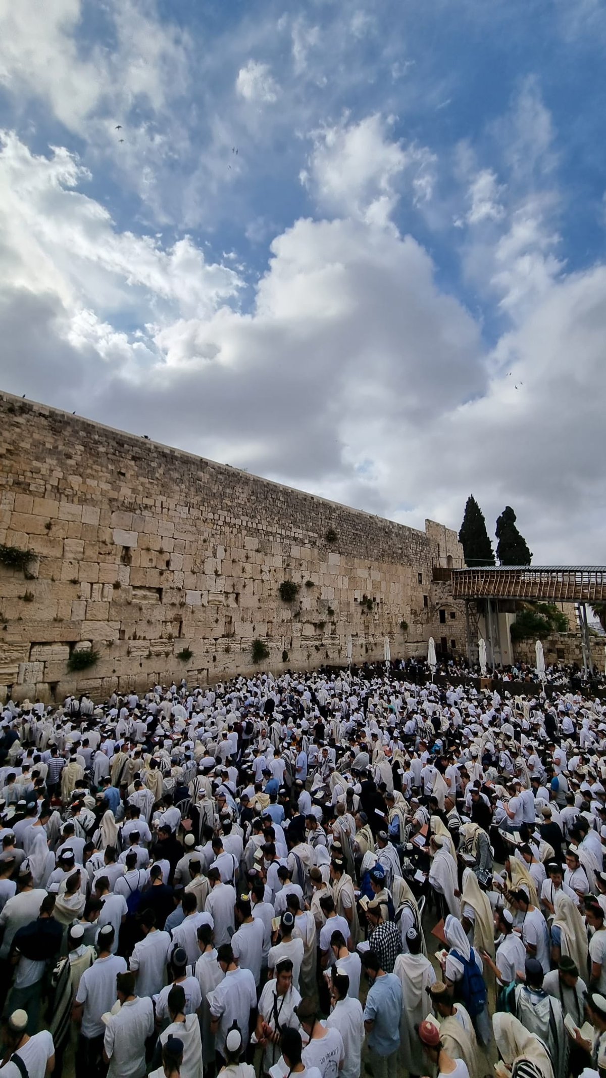 יום ירושלים: אלפים בתפילה חגיגית ברחבת הכותל המערבי