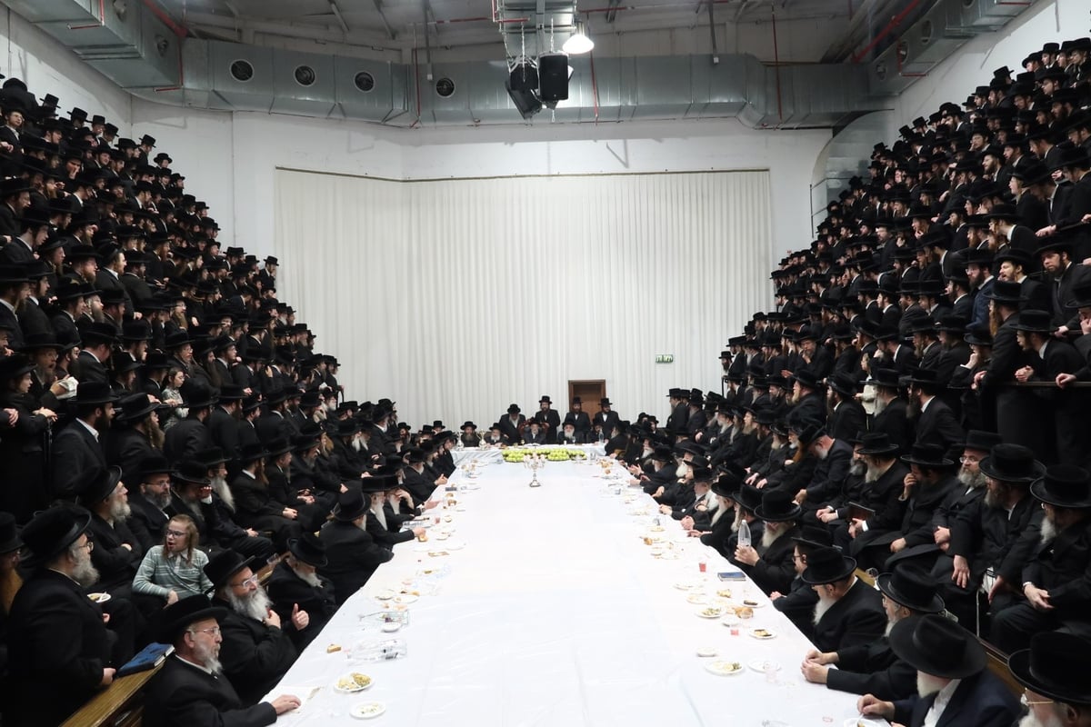 ויז'ניץ: הגיסים האדמו"רים ערכו טיש יארצייט משותף | צפו