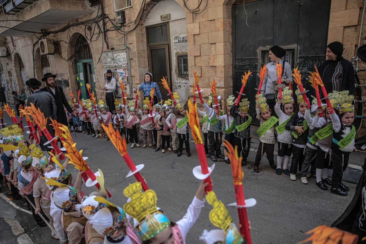 תיעוד מרהיב: התהלוכה של ילדי תולדות אהרן עם ספרי תורה וכתרים