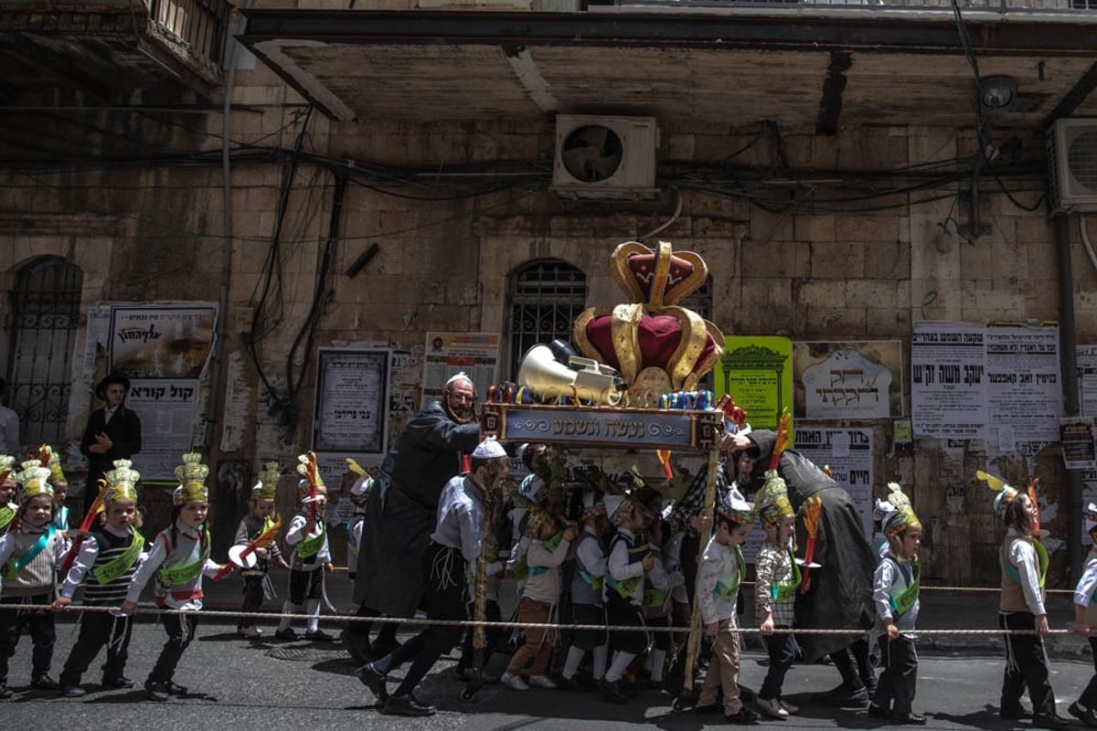 תיעוד מרהיב: התהלוכה של ילדי תולדות אהרן עם ספרי תורה וכתרים