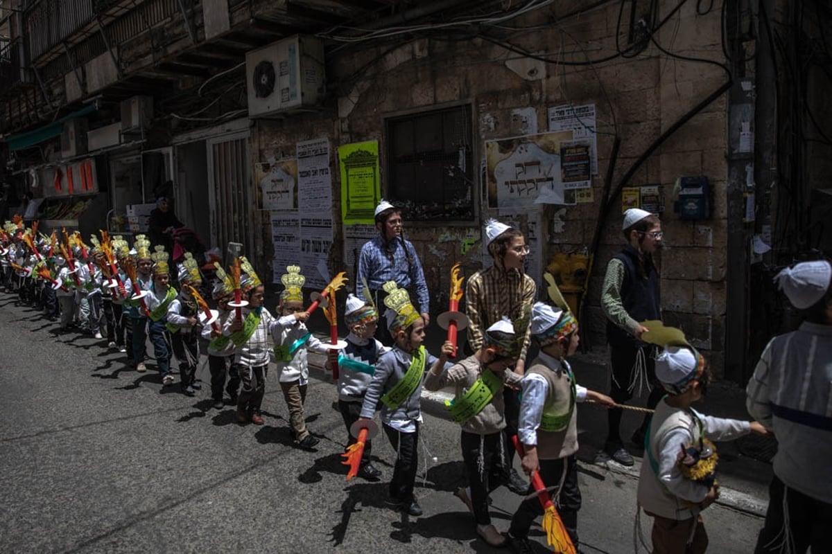 תיעוד מרהיב: התהלוכה של ילדי תולדות אהרן עם ספרי תורה וכתרים