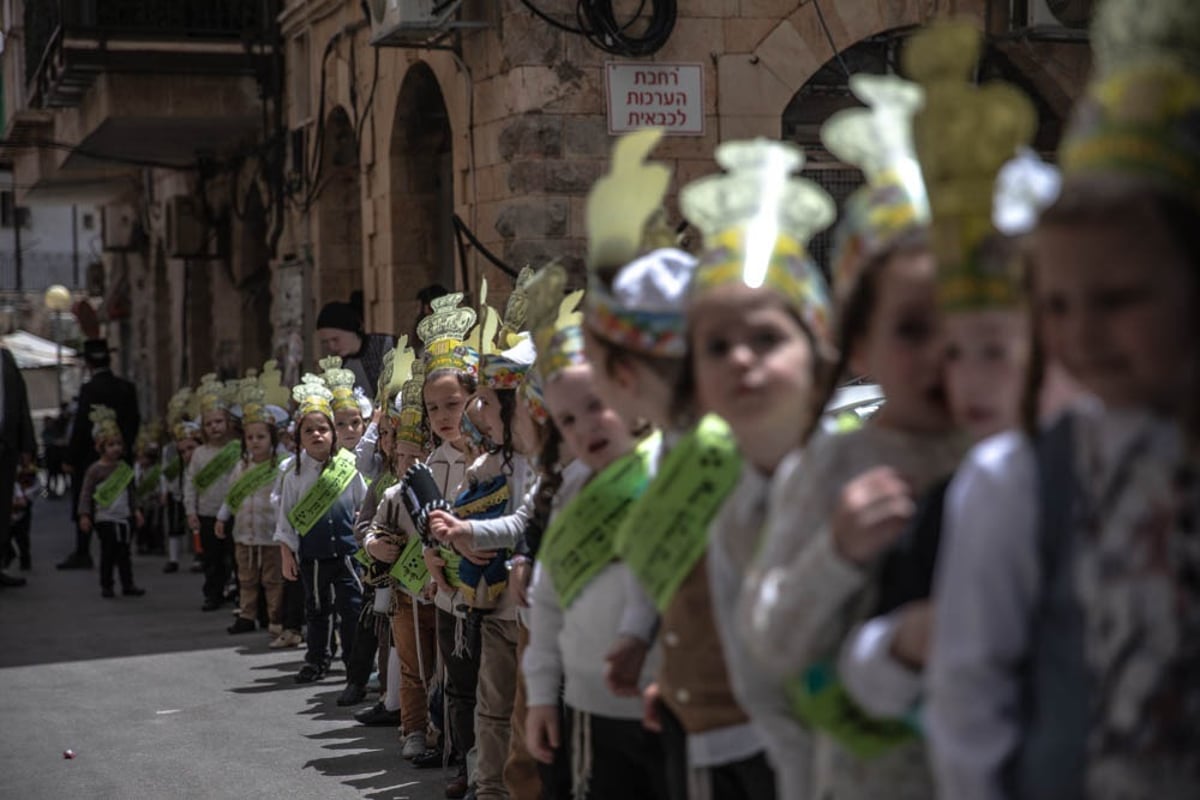 תיעוד מרהיב: התהלוכה של ילדי תולדות אהרן עם ספרי תורה וכתרים