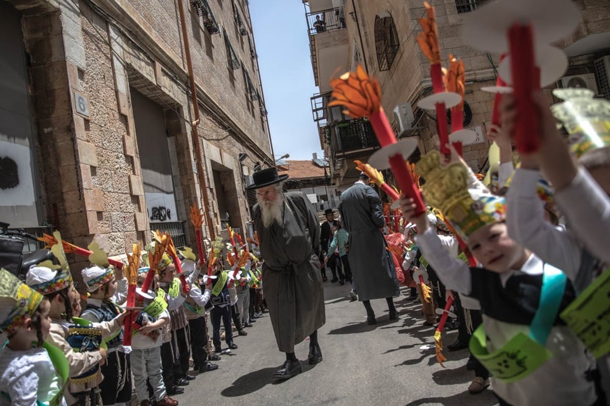 תיעוד מרהיב: התהלוכה של ילדי תולדות אהרן עם ספרי תורה וכתרים