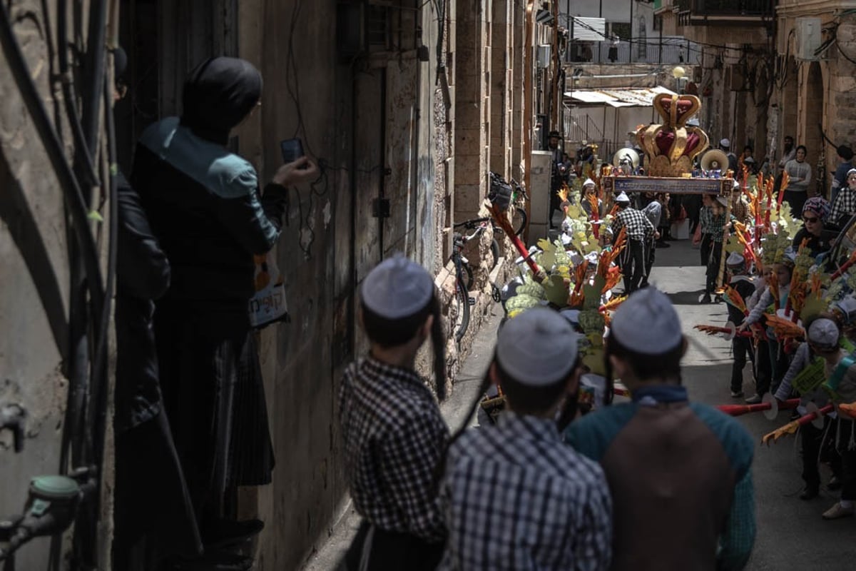 תיעוד מרהיב: התהלוכה של ילדי תולדות אהרן עם ספרי תורה וכתרים