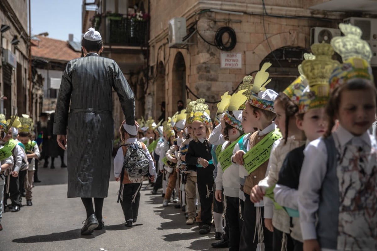 תיעוד מרהיב: התהלוכה של ילדי תולדות אהרן עם ספרי תורה וכתרים