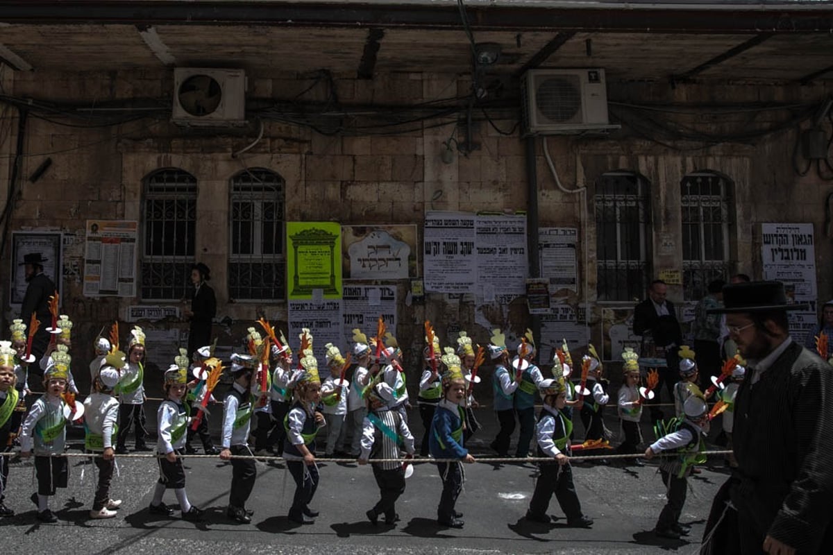 תיעוד מרהיב: התהלוכה של ילדי תולדות אהרן עם ספרי תורה וכתרים