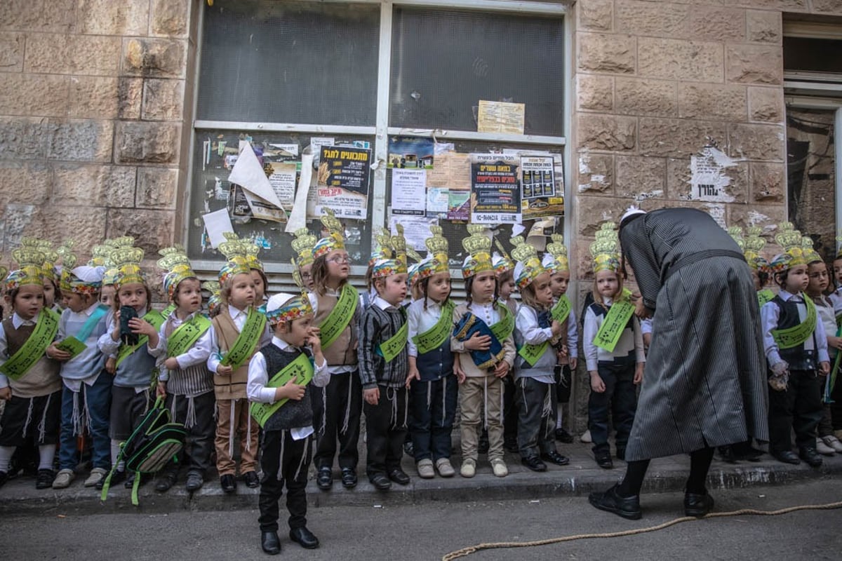 תיעוד מרהיב: התהלוכה של ילדי תולדות אהרן עם ספרי תורה וכתרים