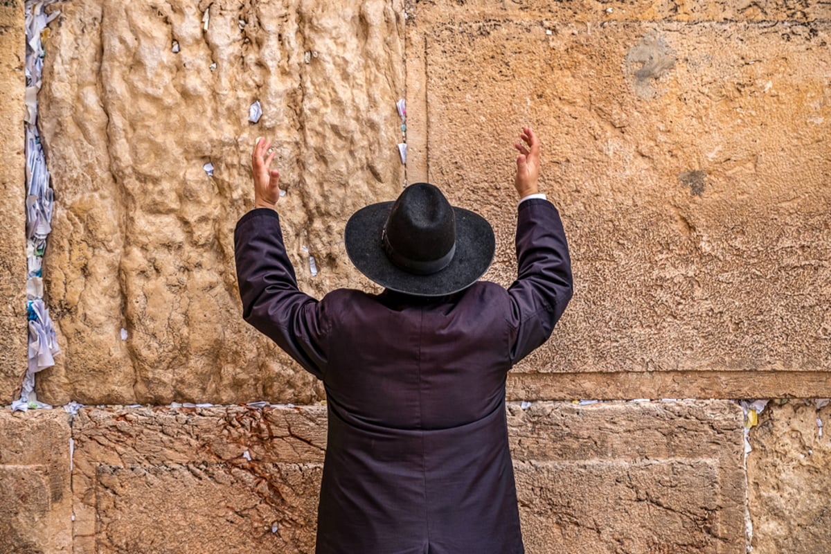 מבקש ישועה בכותל המערבי | אילוסטרציה