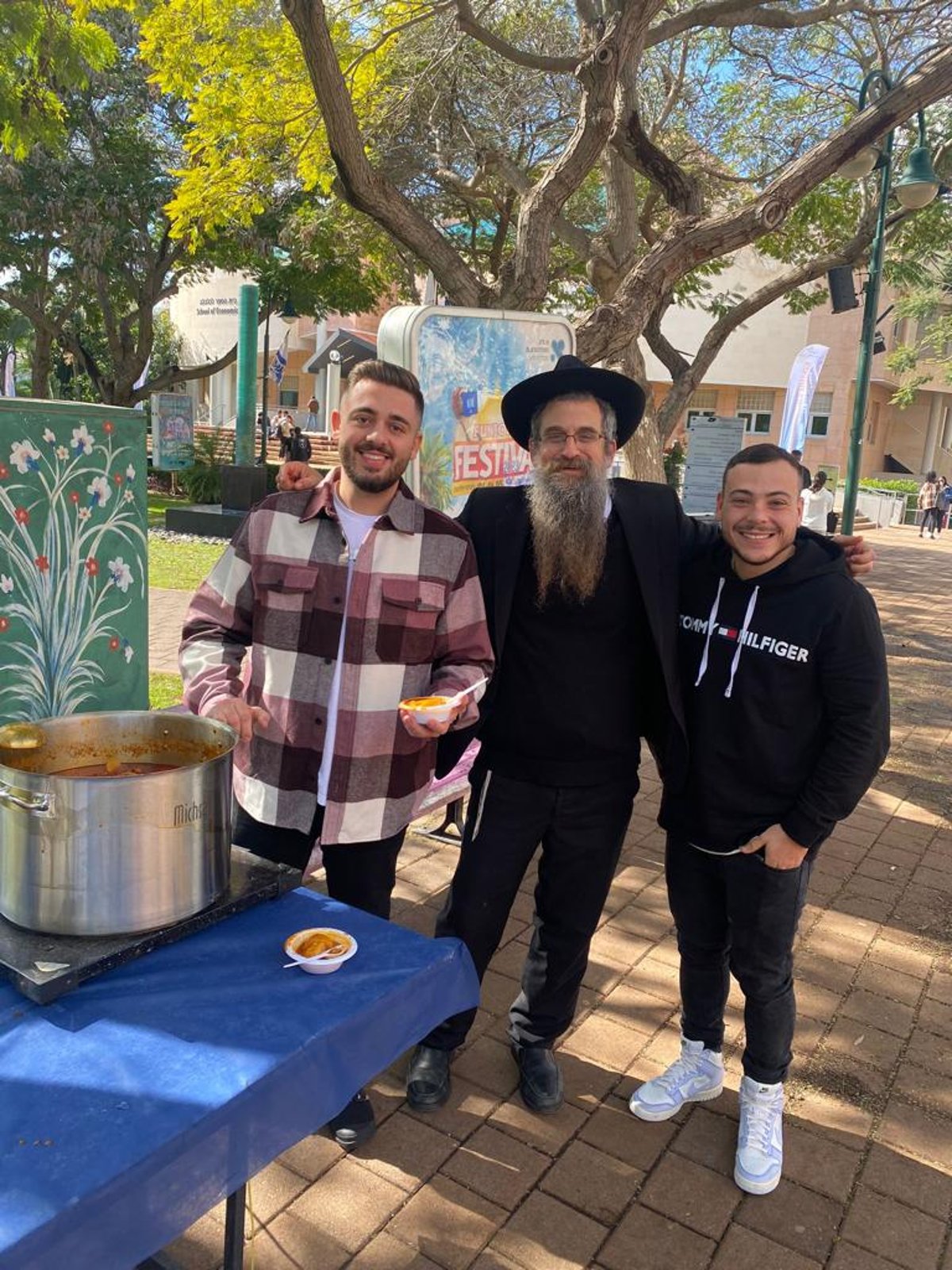 "כולנו אחים": הטשולנט שהחלו לחלק באוניברסיטאות