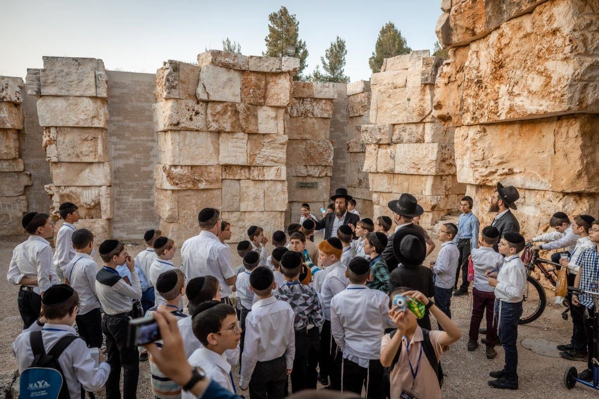 מרגש: כך מאות ילדים נקמו את הרצח של שישה מיליון יהודים | צפו