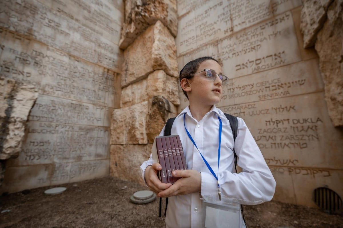 מרגש: כך מאות ילדים נקמו את הרצח של שישה מיליון יהודים | צפו