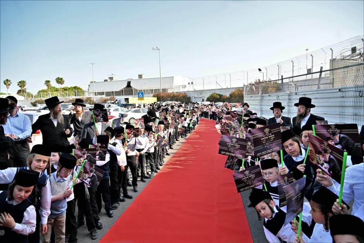 ויז'ניץ חגגה את בואו של הנגיד ר' חיים שטרן | תיעוד נרחב