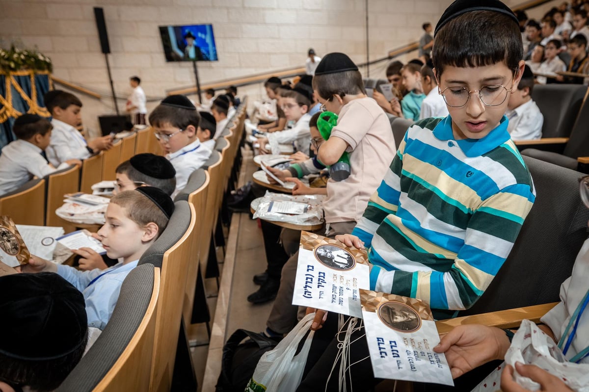 מרגש: כך מאות ילדים נקמו את הרצח של שישה מיליון יהודים | צפו