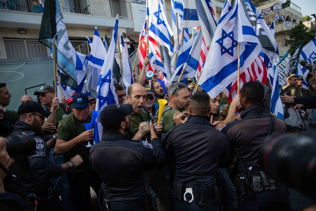 פרצה ביטחונית? כך הצליחו מפגיני השמאל לפרוץ ולהגיע עד למעון ראש הממשלה