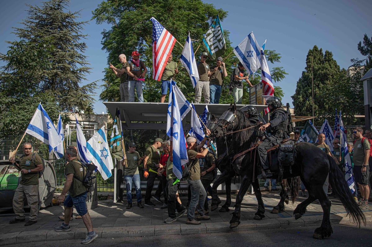 פרצה ביטחונית? כך הצליחו מפגיני השמאל לפרוץ ולהגיע עד למעון ראש הממשלה