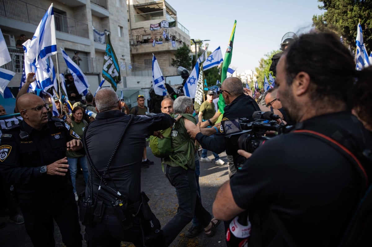 פרצה ביטחונית? כך הצליחו מפגיני השמאל לפרוץ ולהגיע עד למעון ראש הממשלה