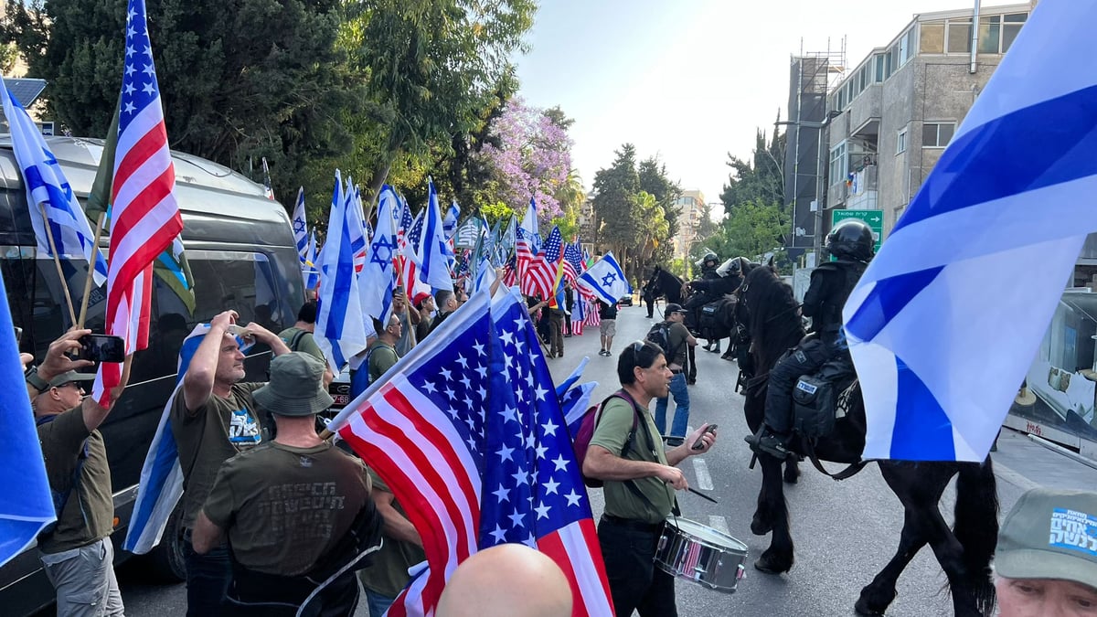 ליד מעון ראש הממשלה: מפגינים פרצו מחסומים; שוטרים הדפו אותם ועיכבו שניים